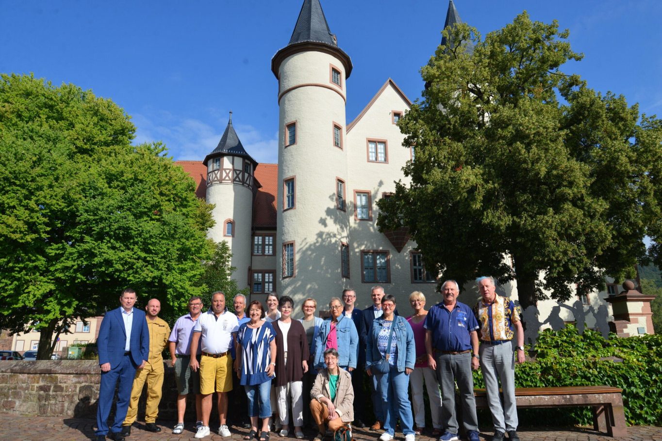 Unsere Freunde aus den Partnerstädten vor dem Lohrer Schloß