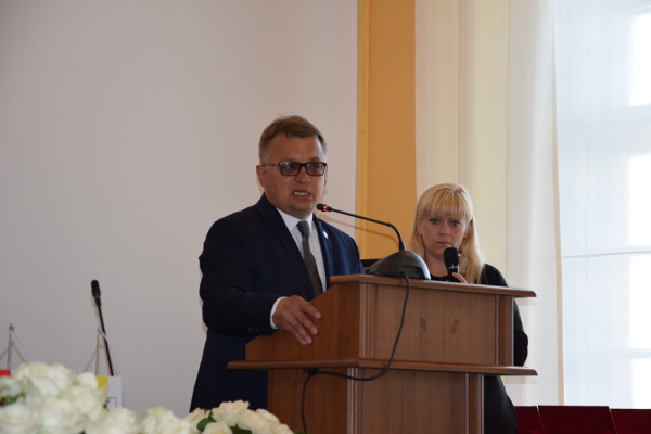 Festrede Bürgermeister Piotr Lech mit Dolmetscherin Marta Kaminska Festrede Bürgermeister Piotr Lech mit Dolmetscherin Marta Kaminska