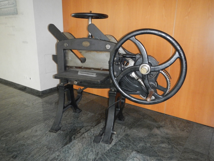Papierschneidemaschine (Museum) Papierschneidemaschine (Museum)
