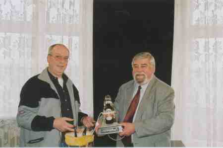 Winfried Bils, der Liebhaber des polnischen Bieres (Marke Zywiec), erhält vom Bürgermeister Mieloch eine kleine Aufmerksamkeit. Winfried Bils, der Liebhaber des polnischen Bieres (Marke Zywiec), erhält vom Bürgermeister Mieloch eine kleine Aufmerksamkeit.