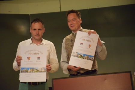 Urkundenunterzeichnung Städtepartnerschaft (Mario Paul und Werner Thöni) Urkundenunterzeichnung Städtepartnerschaft (Mario Paul und Werner Thöni)