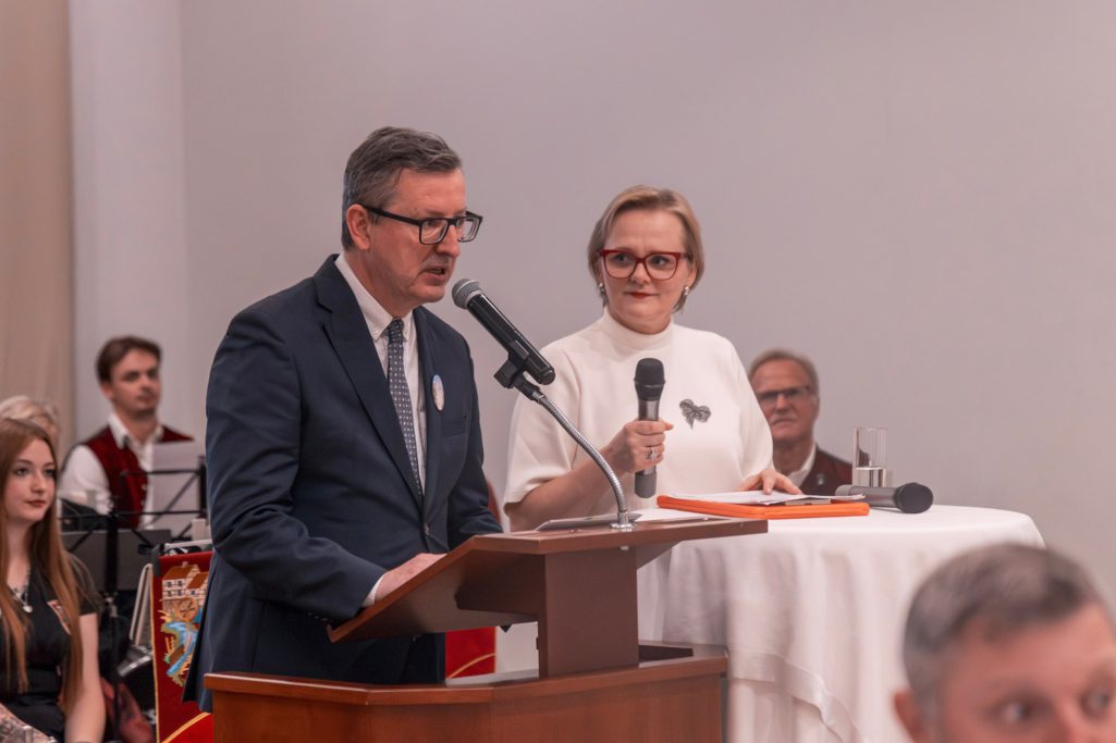 Thomasz Chudy, stellvertretender Bürgermeister moderierte den Festabend und Marta Bednarz übersetzte Thomasz Chudy, stellvertretender Bürgermeister moderierte den Festabend und Marta Bednarz übersetzte
