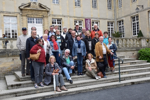 Gruppe vor der Tapisserie Gruppe vor der Tapisserie