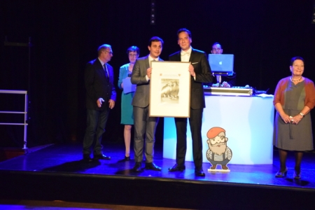 Bildübergabe an Bürgermeister Romain Bail Bildübergabe an Bürgermeister Romain Bail