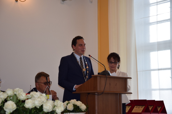 Festrede Bürgermeister Dr. Mario Paul mit Dolmetscherin Aneta Kirsch Festrede Bürgermeister Dr. Mario Paul mit Dolmetscherin Aneta Kirsch