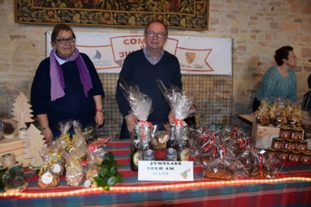 Stand des Partnerschaftsvereins Ouistreham Riva-Bella mit seinem Vorsitzenden Pierre Muller (Bildmitte) Stand des Partnerschaftsvereins Ouistreham Riva-Bella mit seinem Vorsitzenden Pierre Muller (Bildmitte)