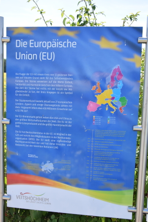 Infotafel am EU-Mittelpunkt Infotafel am EU-Mittelpunkt
