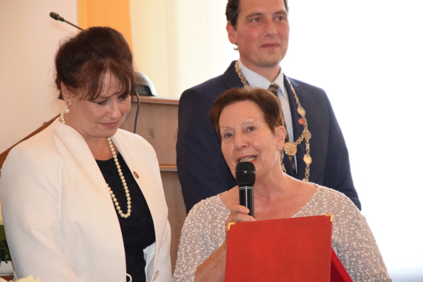 Vorsitzende des Partnerschaftsvereins Marianne Drexler dankt für die Ehrung von Winfried Bils Vorsitzende des Partnerschaftsvereins Marianne Drexler dankt für die Ehrung von Winfried Bils